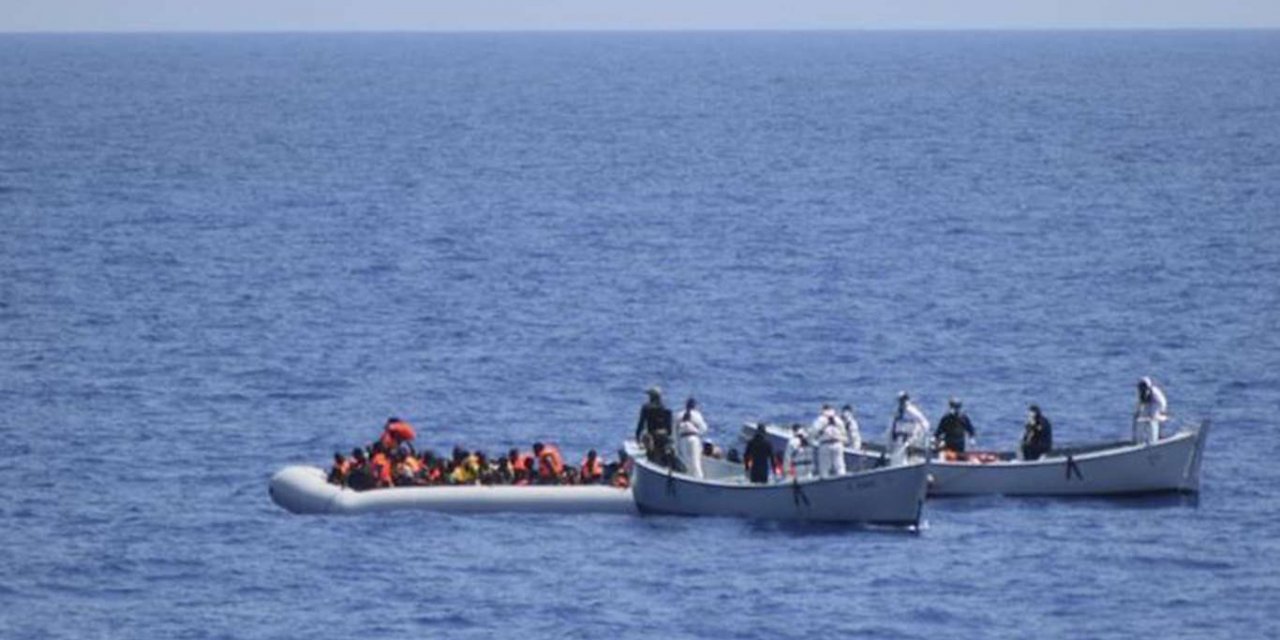 Teknesi su alan 100 düzensiz göçmen kurtarıldı