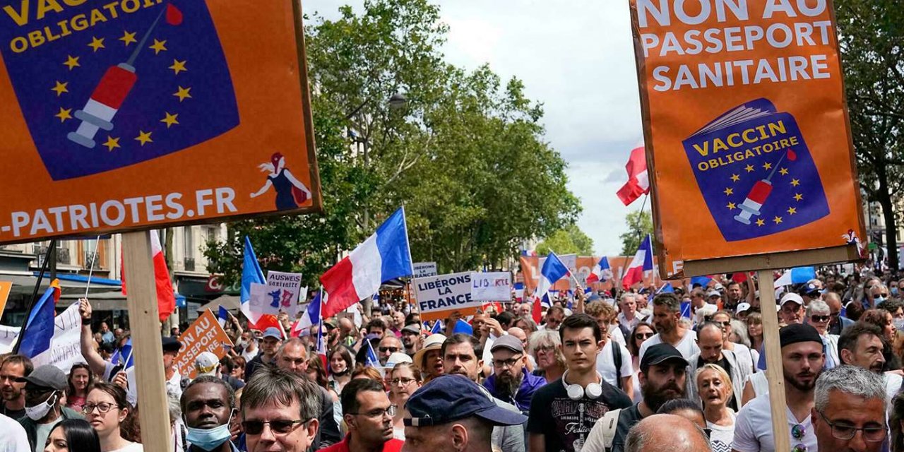 Fransa'da sağlık pasaportu uygulaması protesto edildi