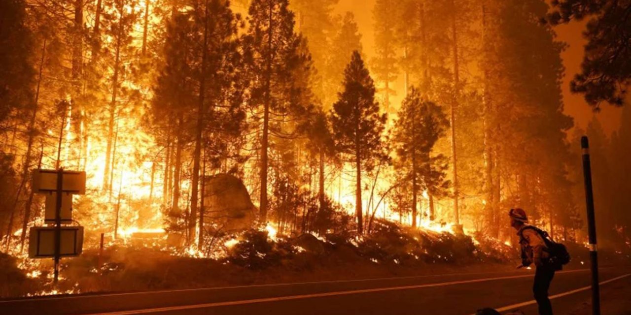 California'da devam eden "Route yangını" nedeniyle otoyollar trafiğe kapatıldı