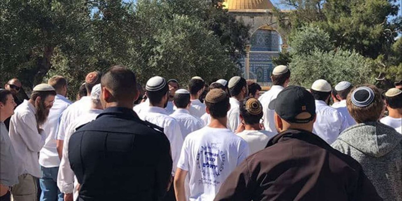 Siyonist işgalciler Mescid-i Aksa'ya baskın düzenledi