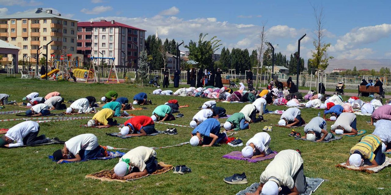 Çocuklar namazın önemine dikkat çekmek için açık alanda cemaatle namaz kıldı