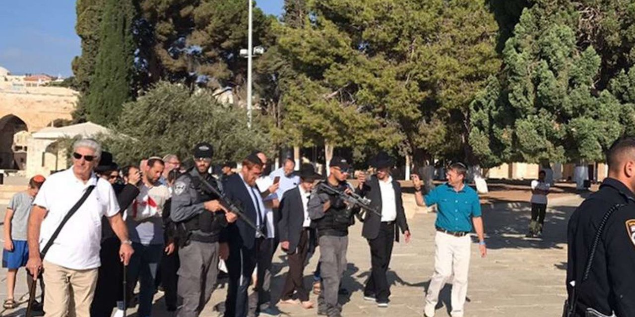 İşgalci siyonistler Mescid-i Aksa'ya baskın düzenledi