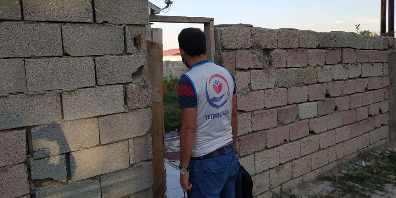 Yetimler Vakfı, Ağrı'da öğrencilere kırtasiye yardımında bulundu