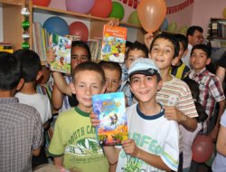 Öğrencilerden köy okuluna kütüphane