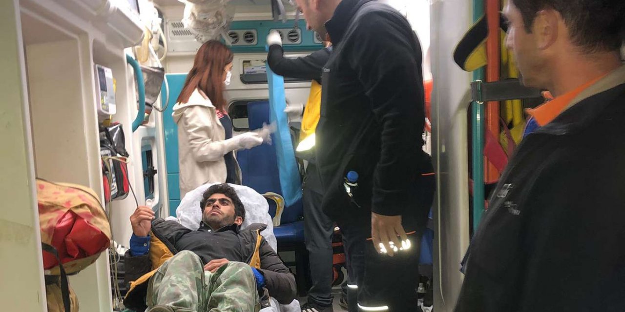 Kayalıklarda mahsur kalan düzensiz göçmen kurtarıldı