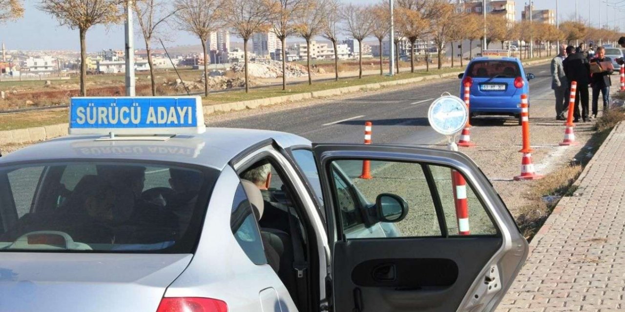 Ehliyet ve bazı özel sınavlarda görev alıp aşı olmayanlara PCR zorunluluğu