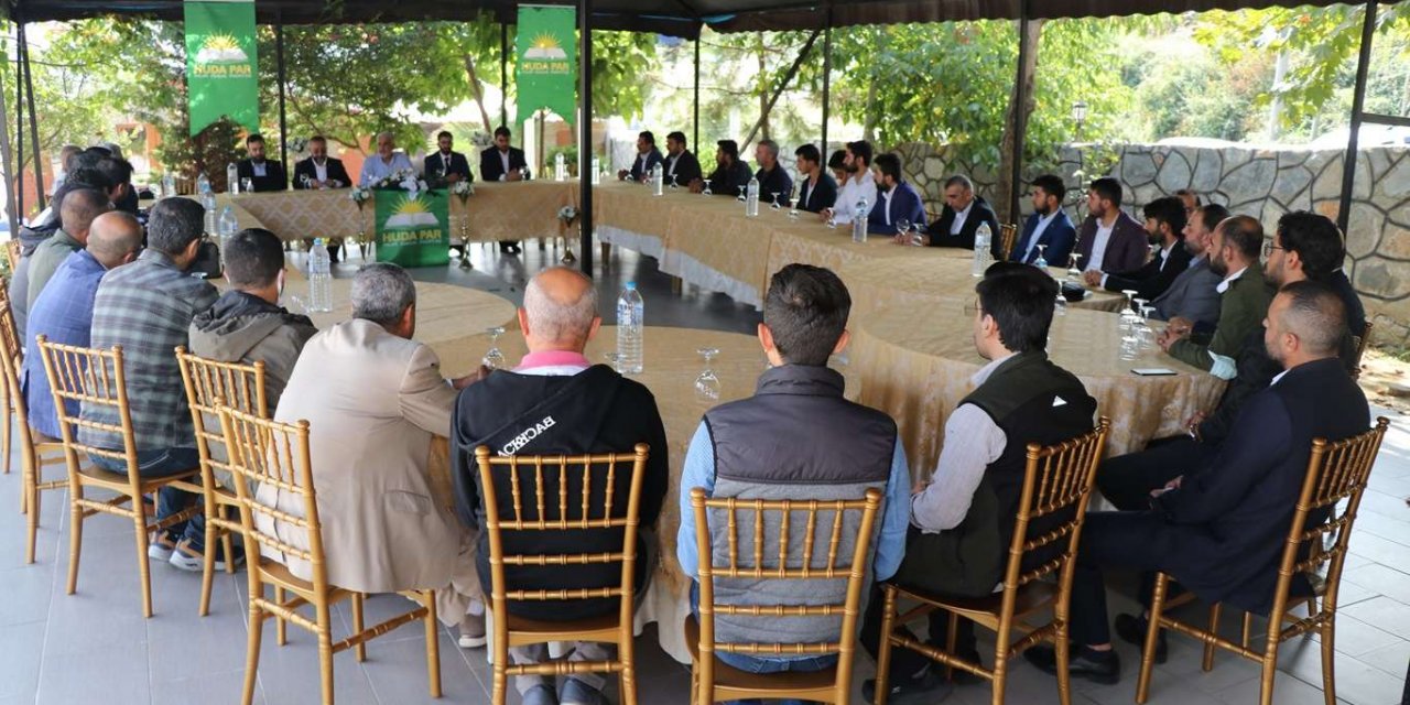 ​HÜDA PAR Genel Başkanı Yapıcıoğlu partisinin Yalova teşkilatı ile buluştu