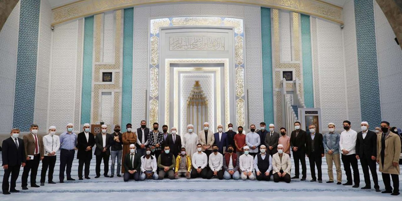 Diyanet İşleri Başkanı Erbaş sabah namazında öğrencilerle buluştu