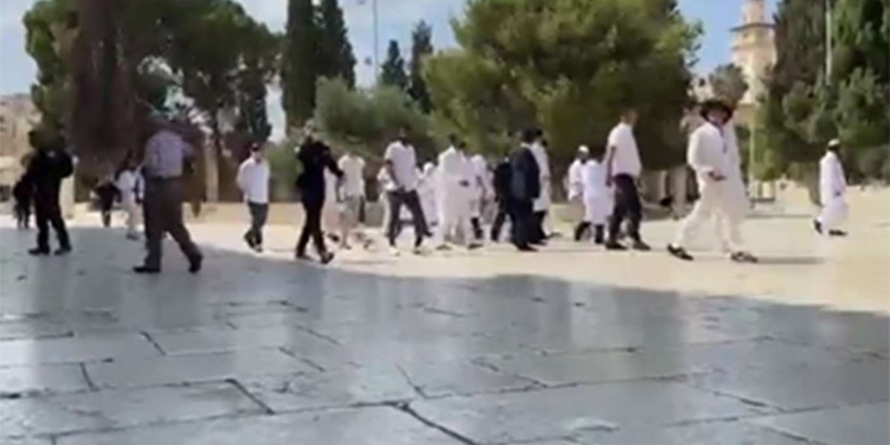 Siyonist işgalciler Mescid-i Aksa'ya baskın düzenledi