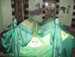 Türbeler bakımsızlığa terk edildi