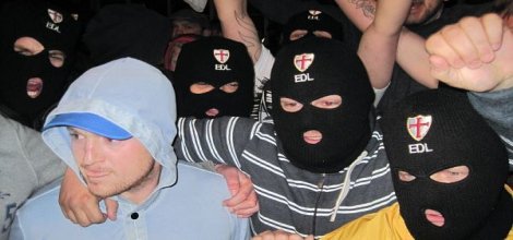 İngiltere'de camilere saldırı