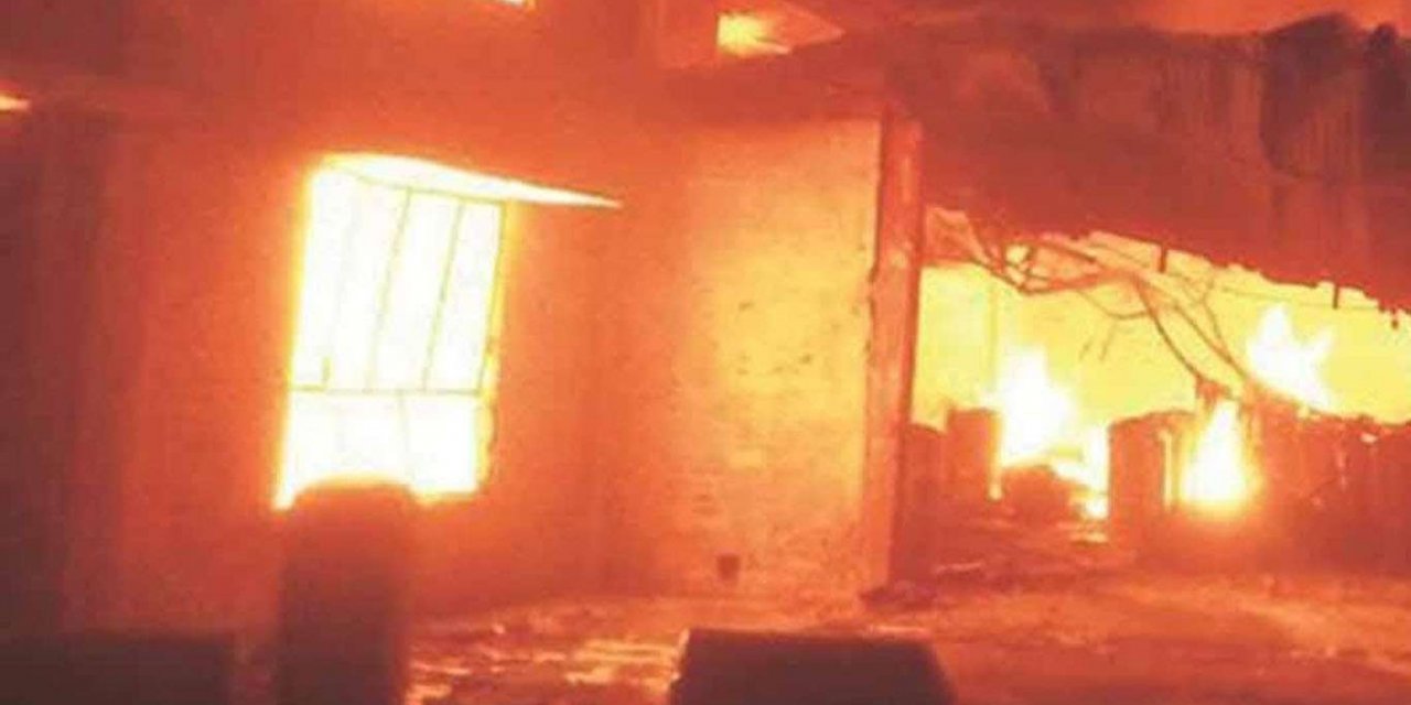 Sakarya'da ev yangını: Baba ve üç çocuğu hayatını kaybetti
