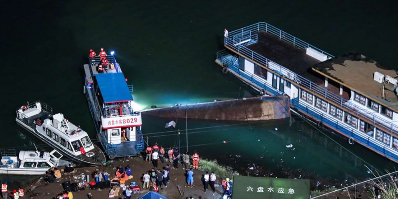 Çin'de yolcu gemisi alabora oldu: 9 ölü