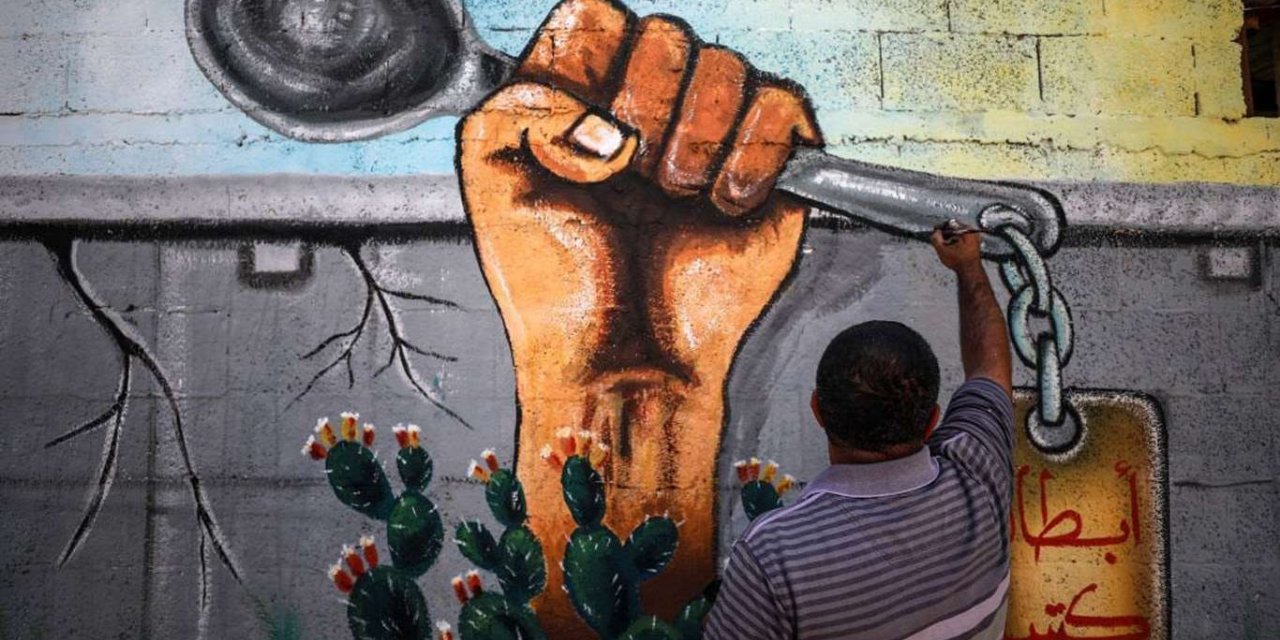 İşgal zindanlarından kaçmayı başaran Filistinlilerin yüzleri duvara resmedildi