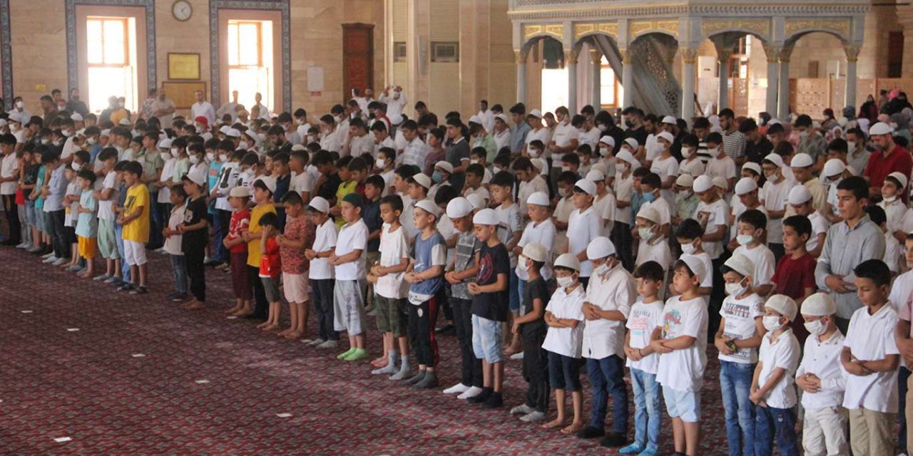 Adana'da yüzlerce çocuk "Hayat Namazla Güzeldir" etkinliğine katıldı