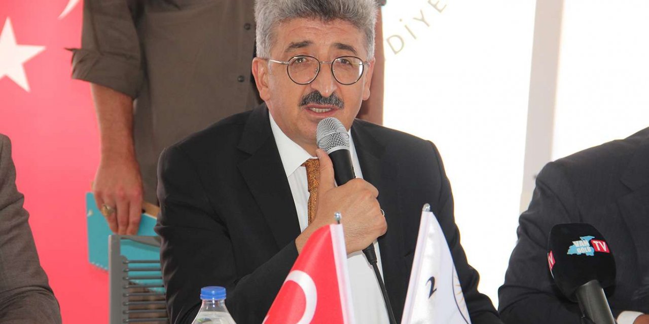 Van Valisi Bilmez mahalle muhtarlarıyla bir araya geldi