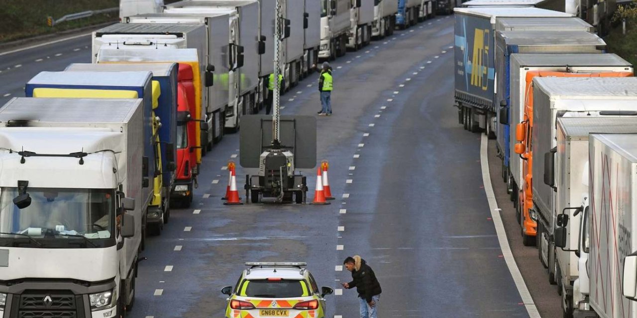 İngiltere'de Brexit sonrası başlayan şoför krizi çözülemiyor