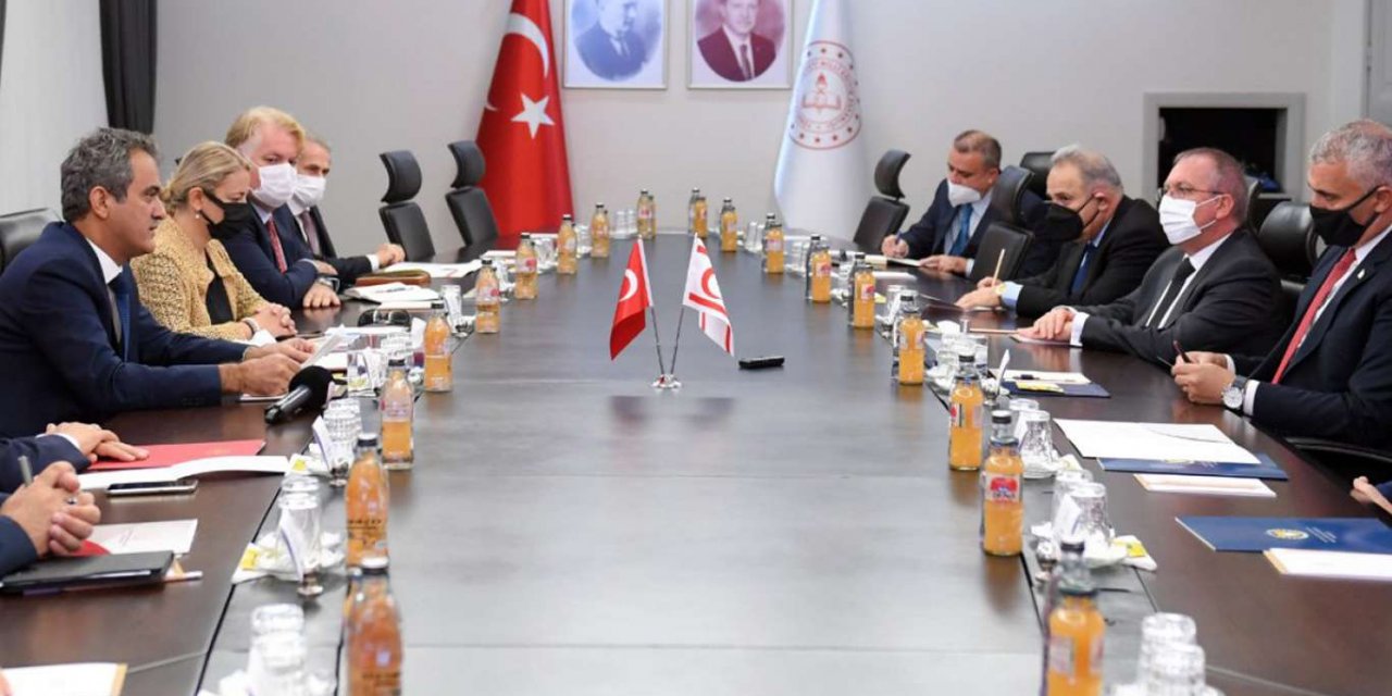 Bakan Özer KKTC Eğitim ve Kültür Bakanı Amcaoğlu ile bir araya geldi