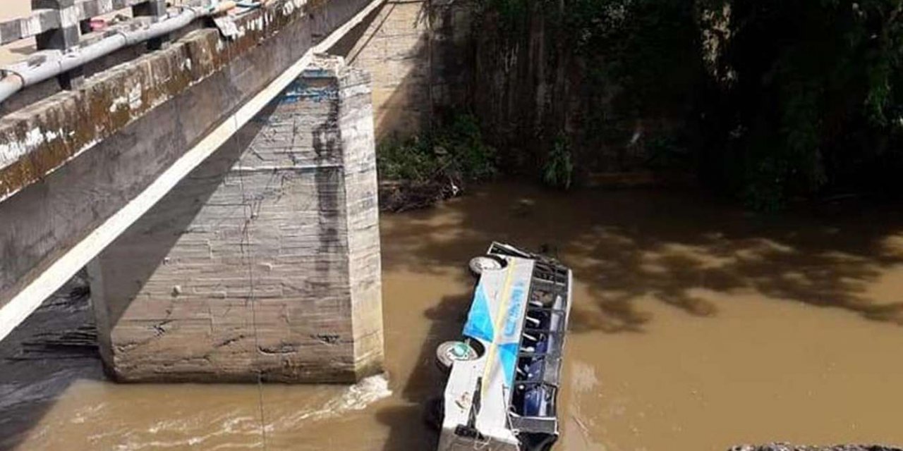 6 killed, 15 injured after bus falls into river in India