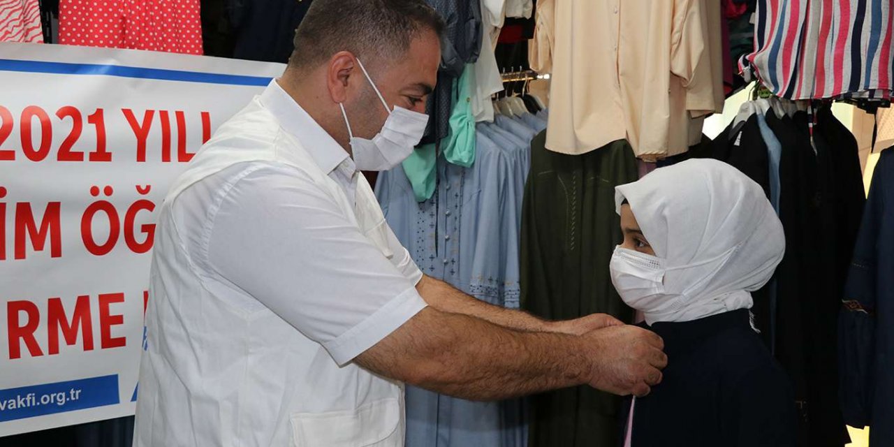 Yetimler Vakfı öğrencilere okul kıyafeti yardımında bulundu