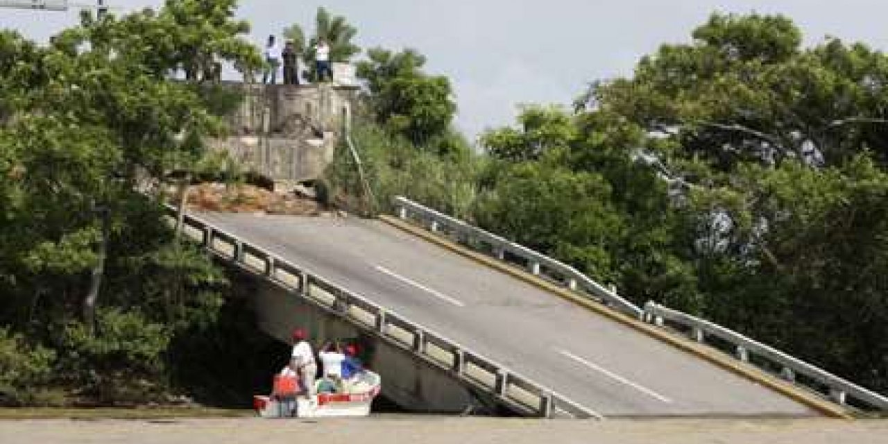 Meksika'da çöken köprünün enkazı altında kalan 1 kişi öldü