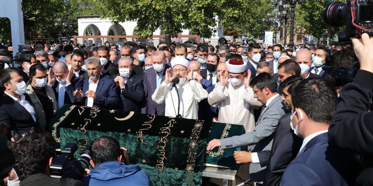 ​Saadet Partisi YİK Başkanı Oğuzhan Asiltürk ebediyete uğurlandı