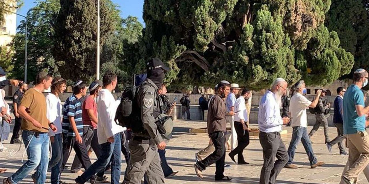 Palestine: Hordes of zionist settlers break into Aqsa Mosque