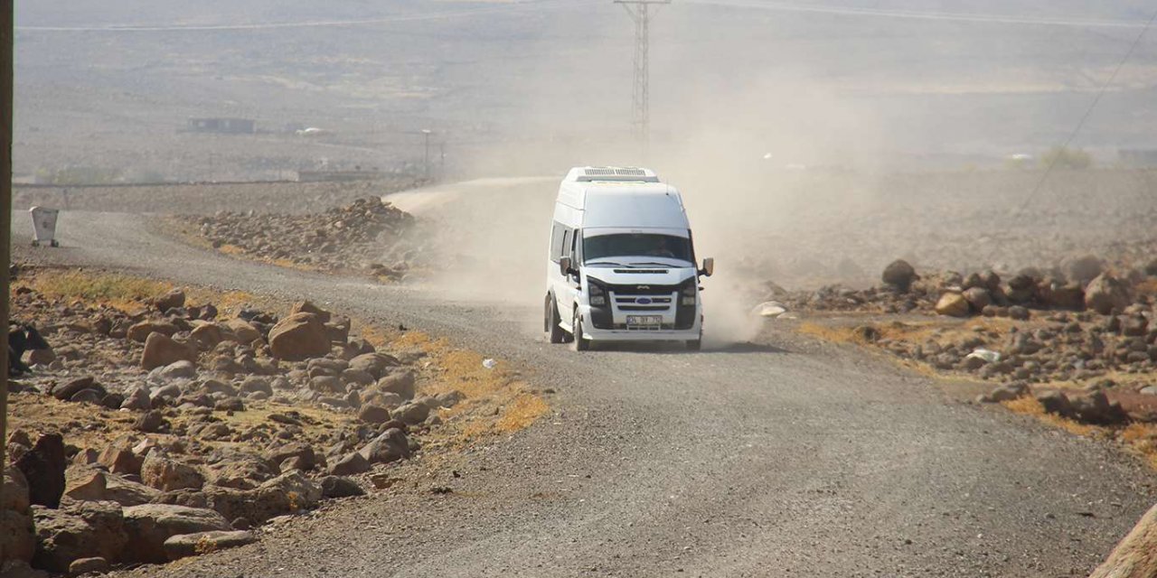 Yolları yapılmayan mahalle sakinleri durumdan şikayetçi