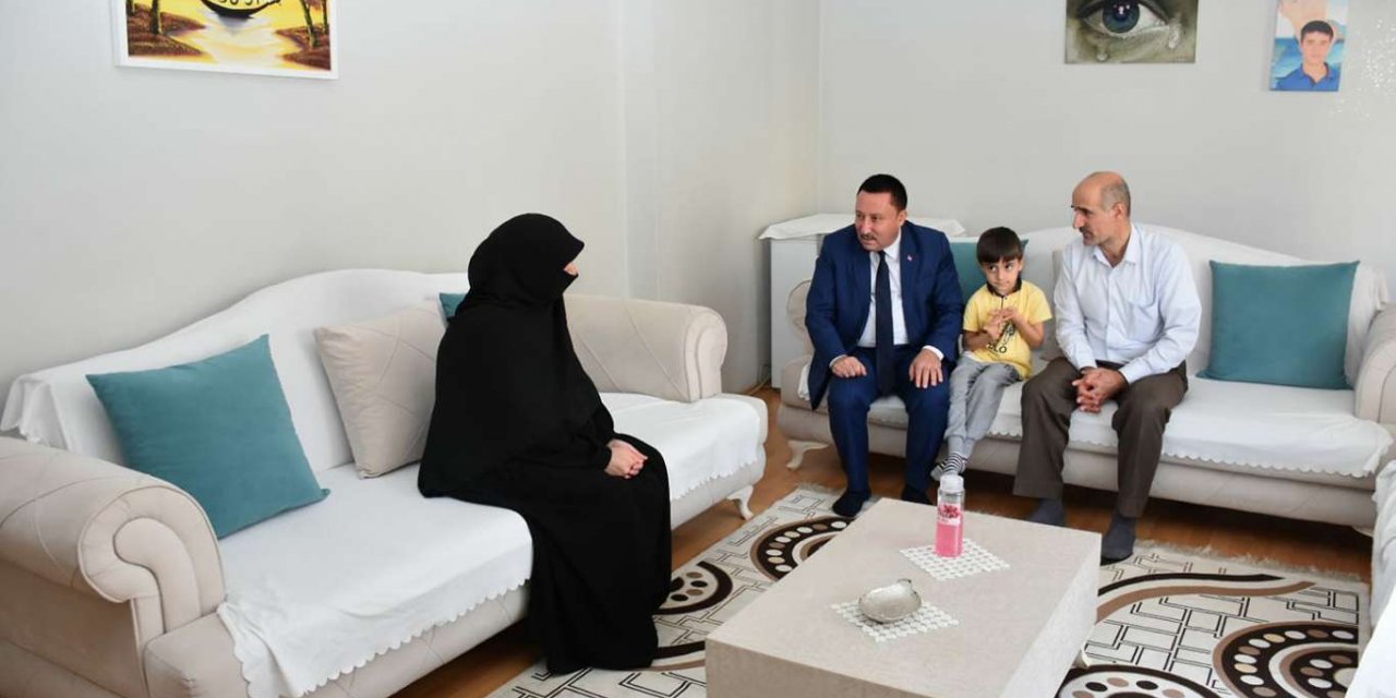 Bağlar Belediye Başkanı Beyoğlu, 6-8 Ekim şehid ve gazi ailelerini ziyaret etti