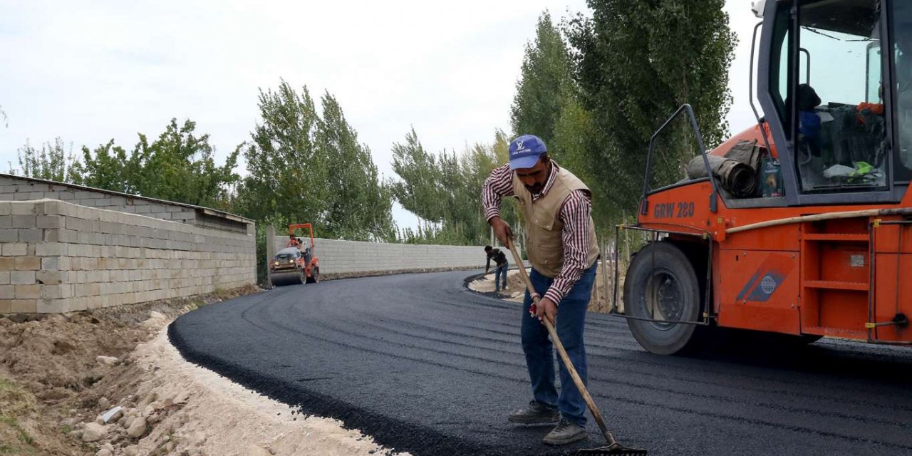 Van'da yeni yol açma ve asfalt çalışmaları sürüyor