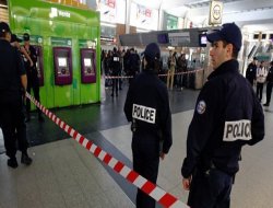 Londra'dan sonra Paris'te de bir asker boynundan bıçaklandı!