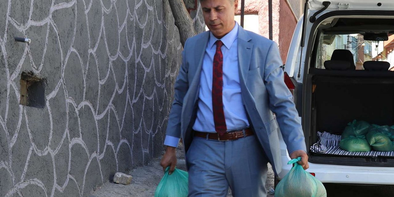 Cami cemaati ve hayırseverlerin desteğiyle ihtiyaç sahiplerinin yüzünü güldürüyor