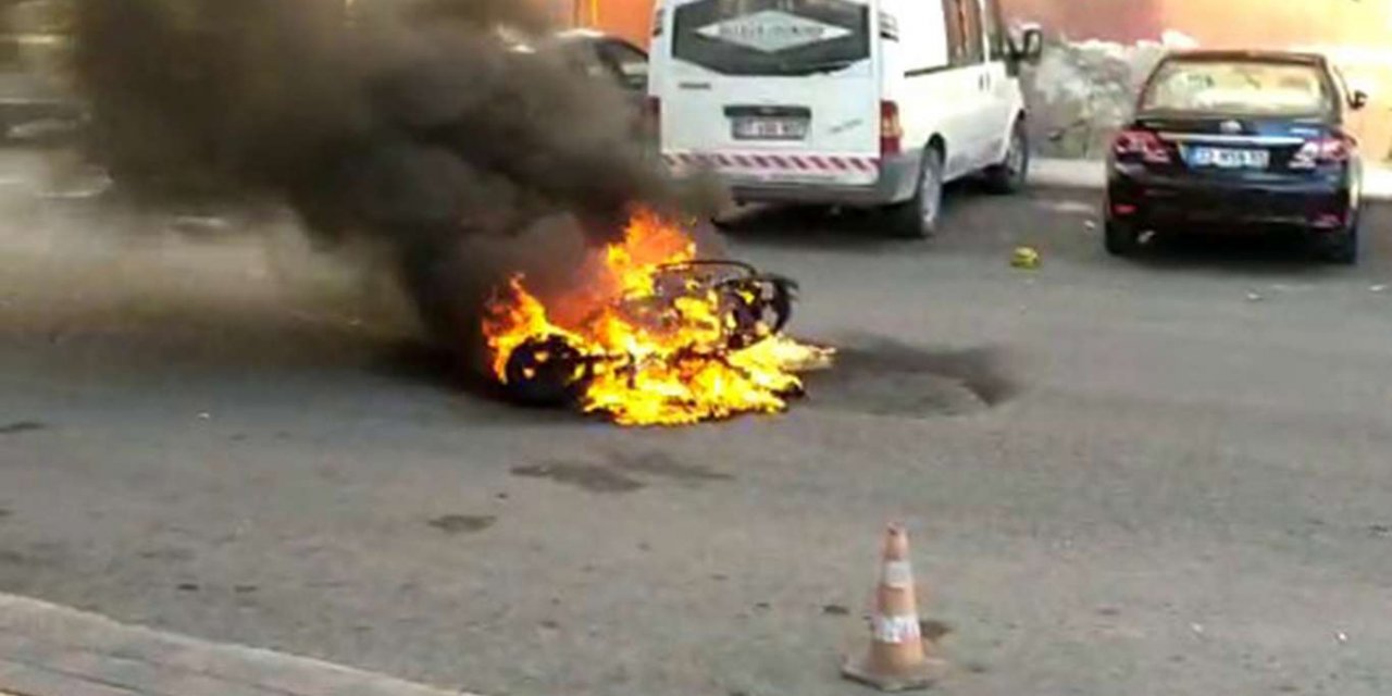Aracına işlem yapılmasını istemeyen şahıs motosikletini ateşe verdi
