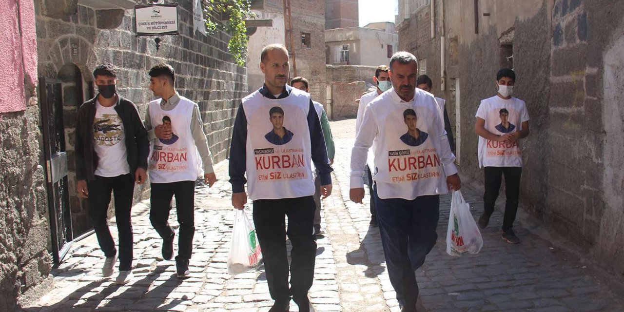 HÜDA PAR Sur İlçe Başkanlığı Yasinlerin dağıtamadığı eti dağıttı