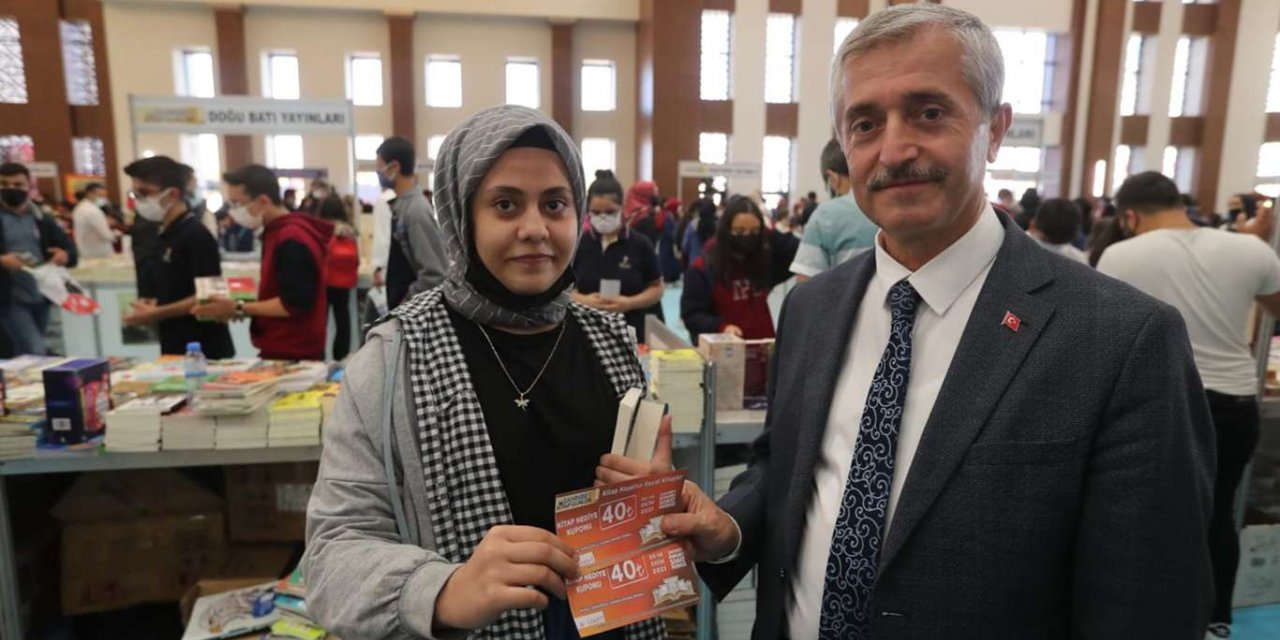 Gaziantep’te öğrencilere kitap hediye çeki dağıtıldı