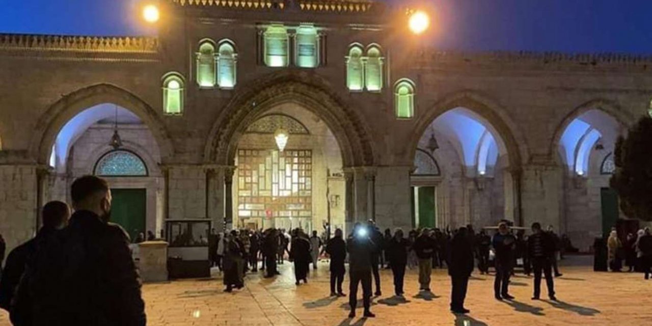 Tüm engellemelere rağmen Filistinliler Mescid-i Aksa'da sabah namazı kıldı