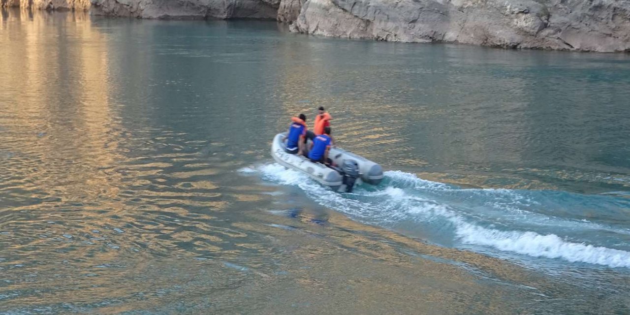 Serinlemek amacıyla baraj gölüne giren 2 gençten haber alınamıyor