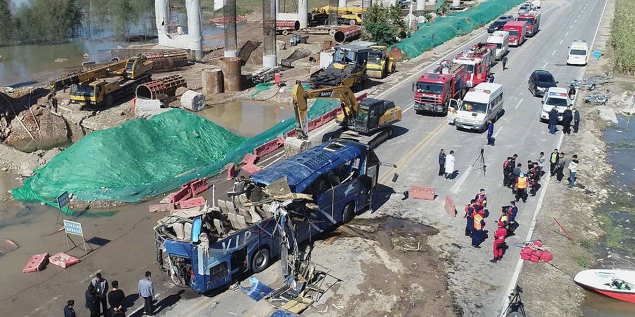 Çin'de otobüs nehre düştü: 13 ölü