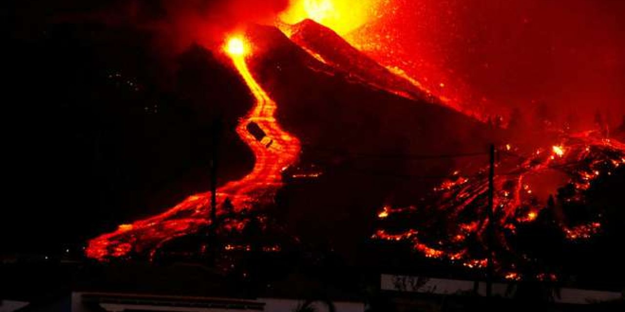 Cumbre Vieja Yanardağı'ndan aşağı inen lavlar nedeniyle halk tahliye ediliyor