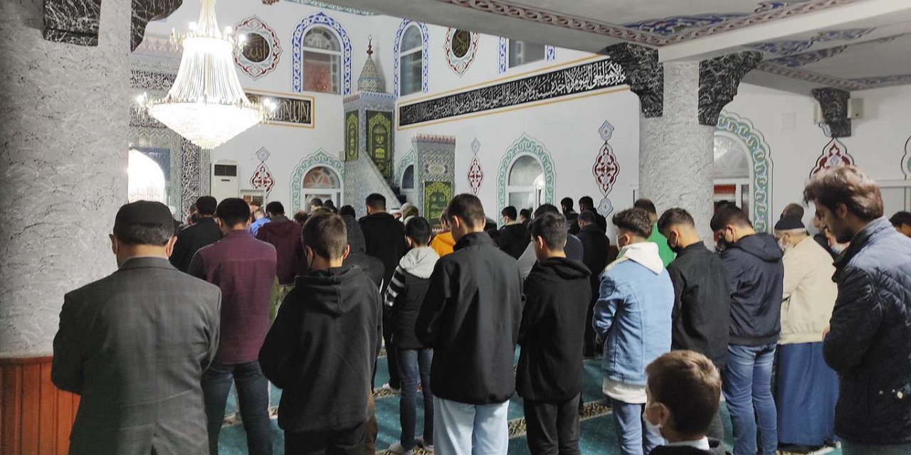 Bursa'da gençler sabah namazında buluştu