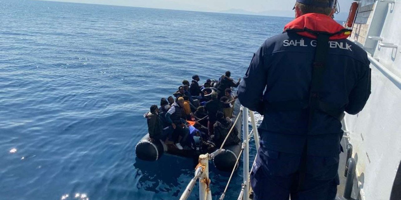 Yunanistan tarafından geri itilen 80 düzensiz göçmen kurtarıldı