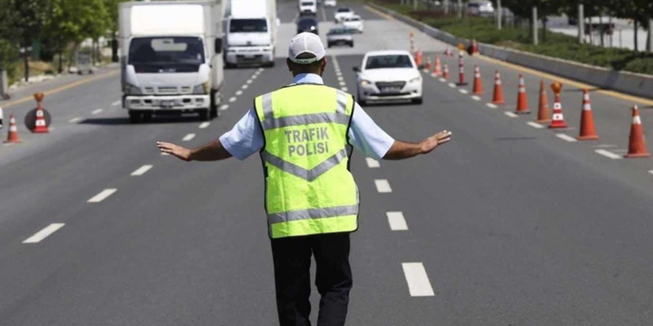 İzmir'de 21 bin 390 sürücüye ceza uygulandı