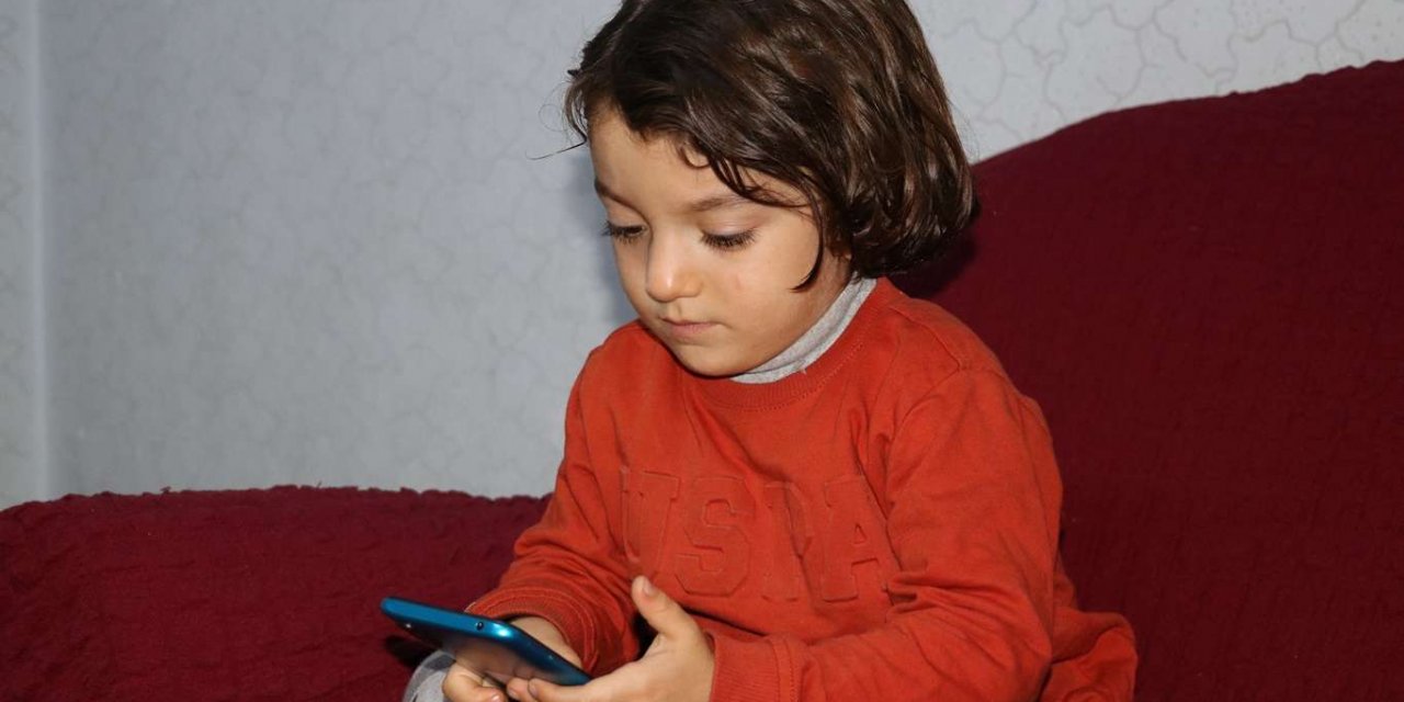 Ağlayan çocuklara cep telefonu vermek doğru mu?