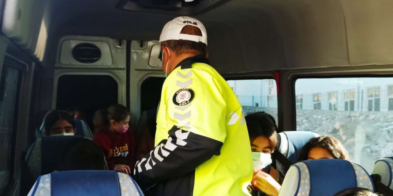 Okul servis aracı şoförleri ve öğrencilere uygulamalı ve teorik bilgilendirme yapıldı