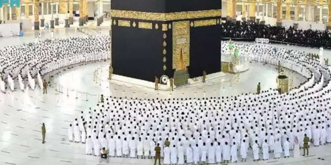 Mescid-i Haram’da uzun bir aradan sonra sosyal mesafesiz cuma namazı kılındı
