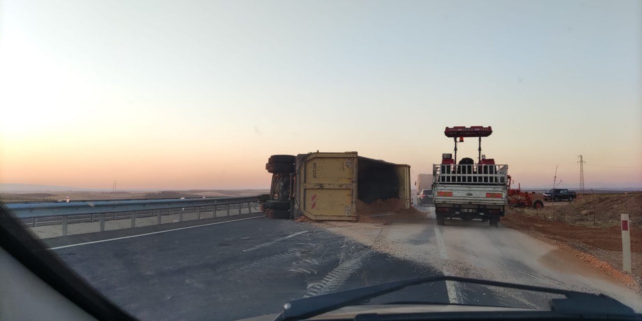 Çınar'da toprak yüklü kamyon devrildi