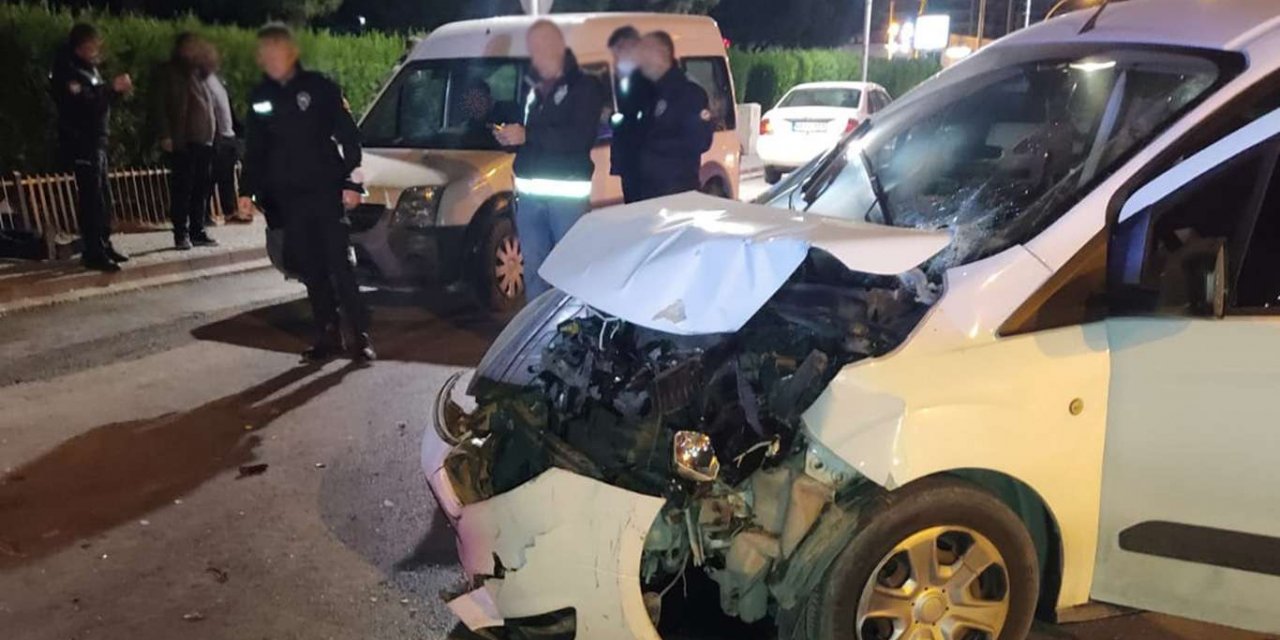 "Dur" ihtarına uymayan alkollü sürücü ekip aracına çarptı: 3 polis yaralandı