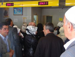 Üç ayda bir postaneyi işgal ediyorlar