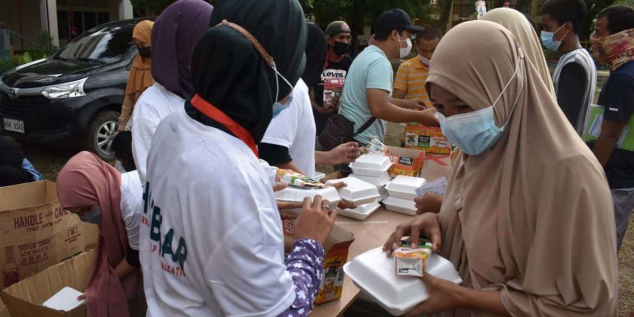 IHO EBRAR yangından etkilenen Filipinlilere yemek dağıttı