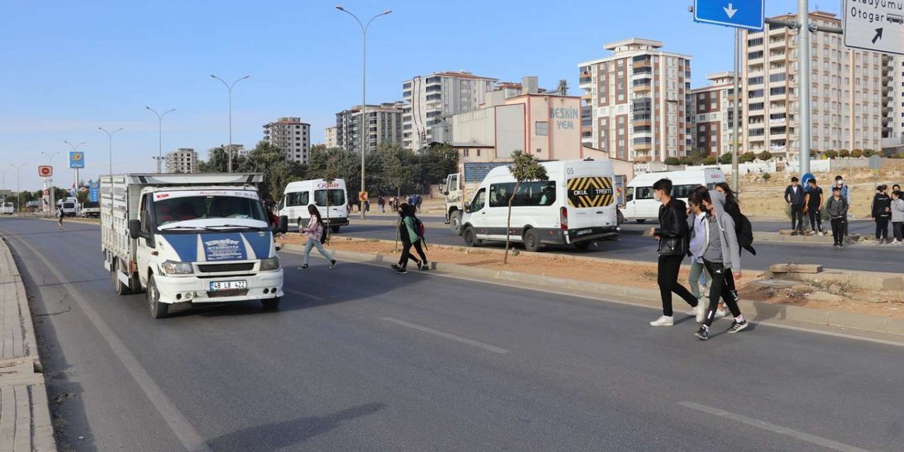 Öğrenciler “ölüm yolu” olan okul yoluna üst geçit istiyor